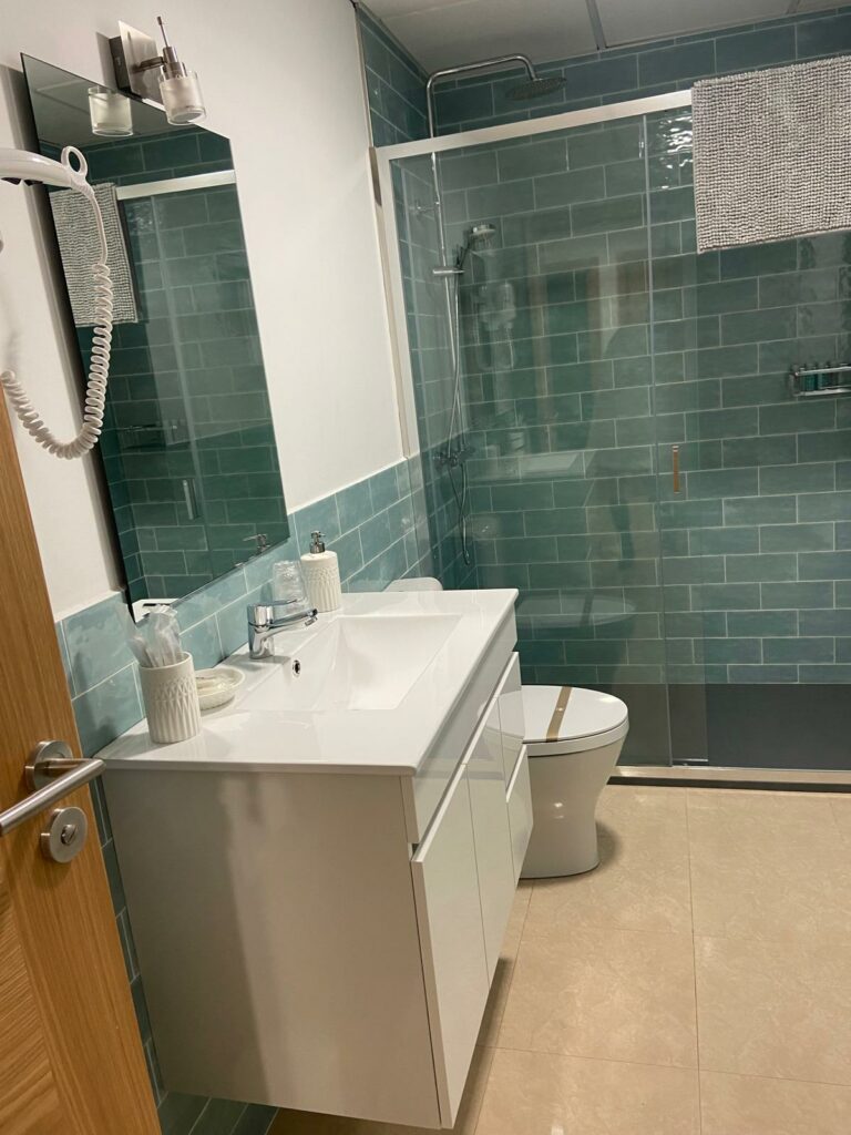 Apartamentos Turisticos Os Arcos - Portomarín Galicia -Apartamento Standard - Ducha y baño