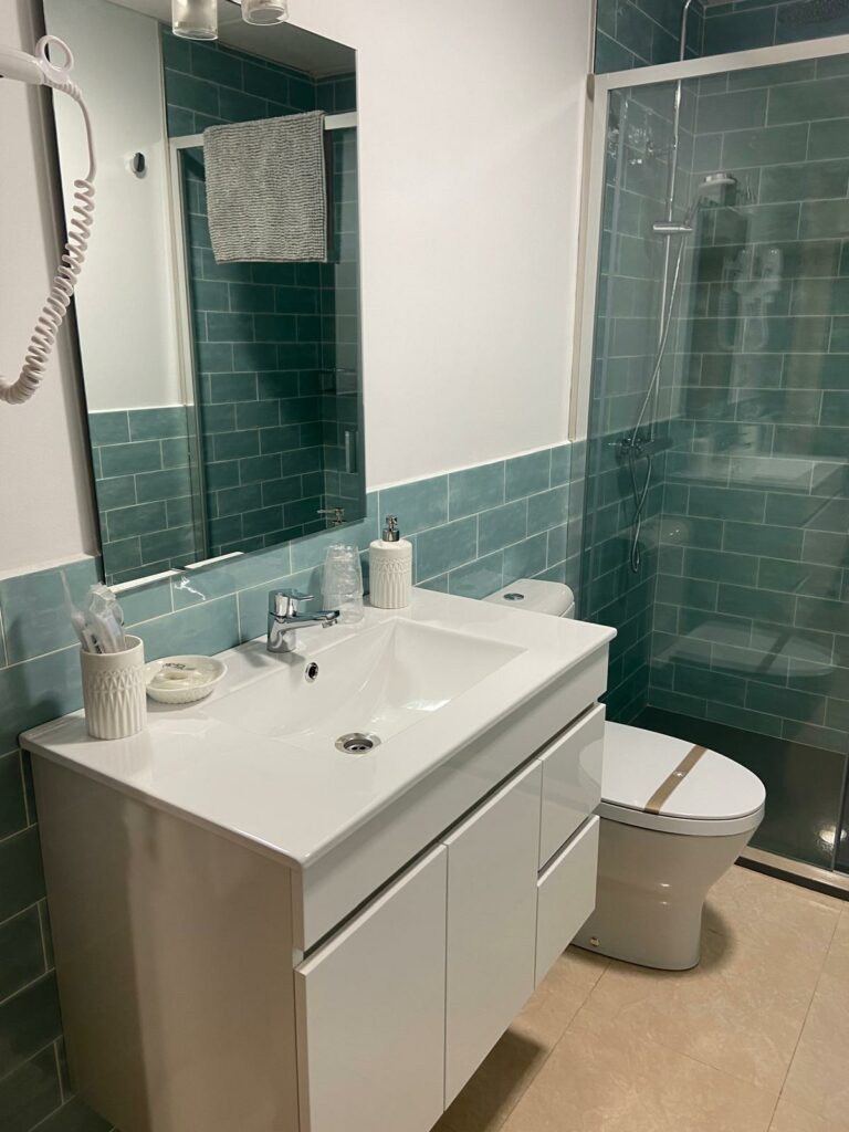 Apartamentos Turisticos Os Arcos - Portomarín Galicia -Apartamento Standard - baño 1