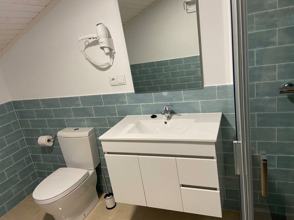 Apartamentos Turisticos Os Arcos- Portomarín Galicia- Apartamento dúplex - baño 4