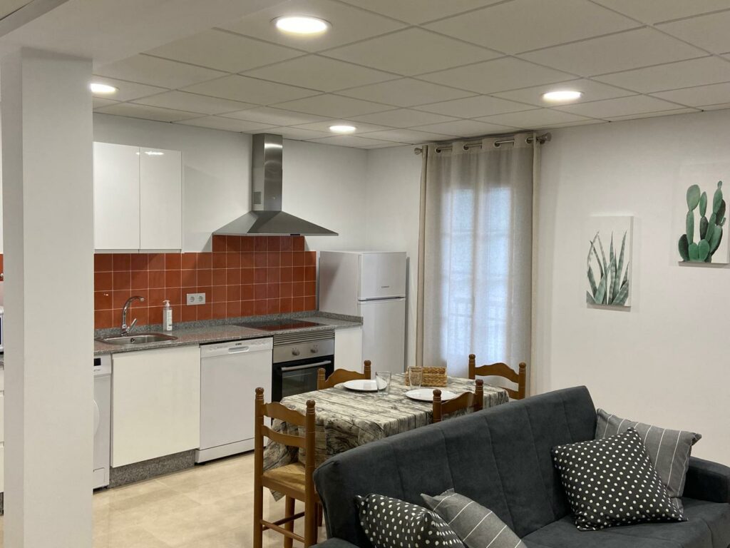 Os Arcos - Apartamento Loft Portomarín Galicia - zona cocina y comedor