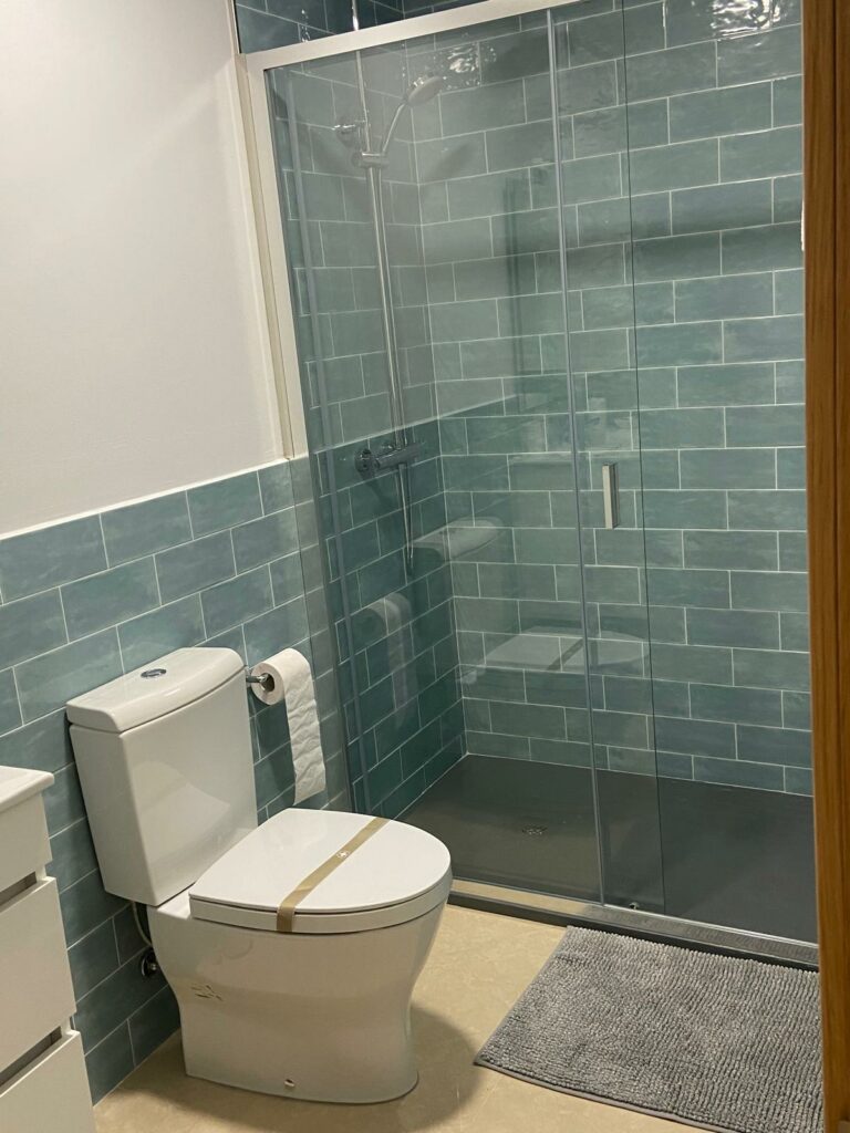 Os Arcos - Apartamento Loft Portomarín Galicia - baño con ducha